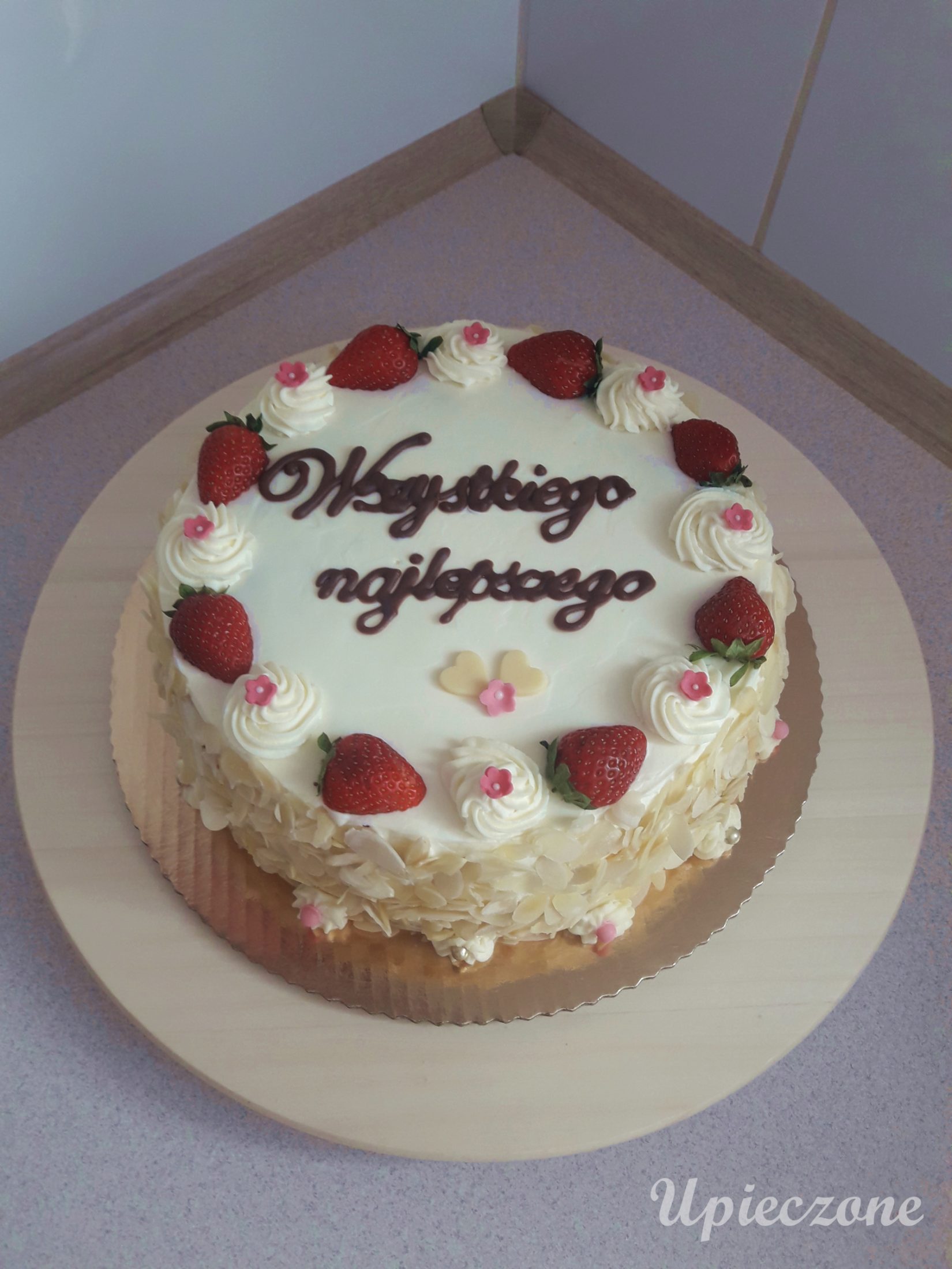 Tort z bitą śmietaną i truskawkami