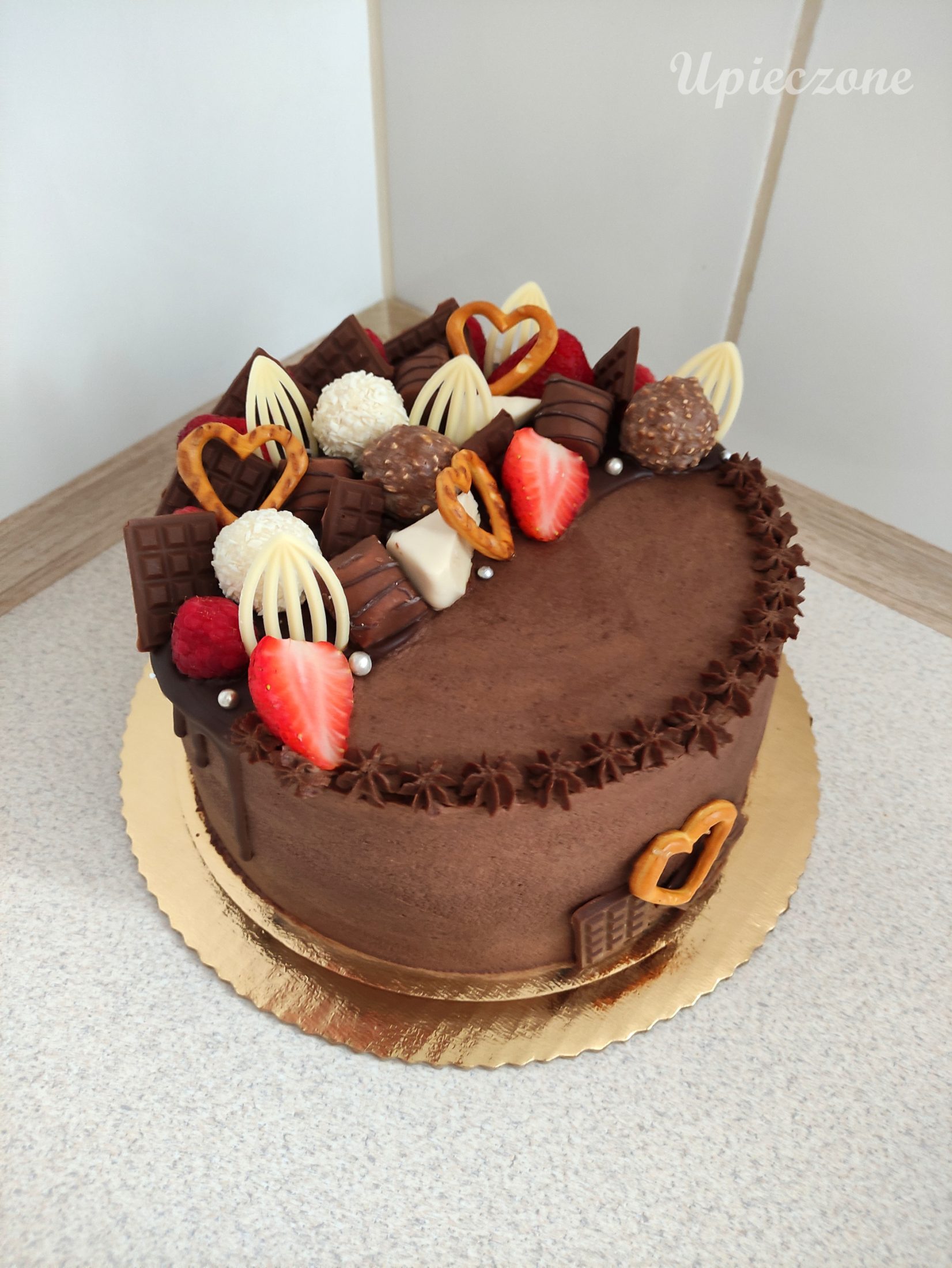 Tort czekoladowy z truskawkami i czekoladową chrupką