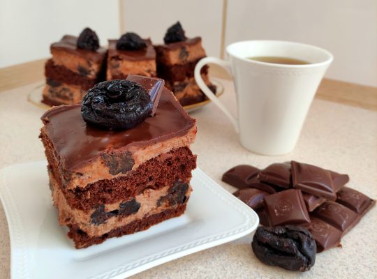 Ciasto z kremem czekoladowym, suszonymi śliwkami, powidłami śliwkowymi i polewą