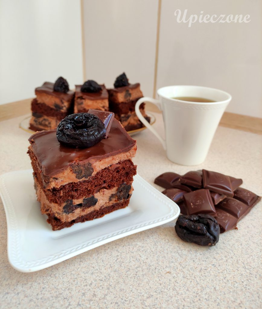 Ciasto z kremem czekoladowym, suszonymi śliwkami, powidłami śliwkowymi i polewą