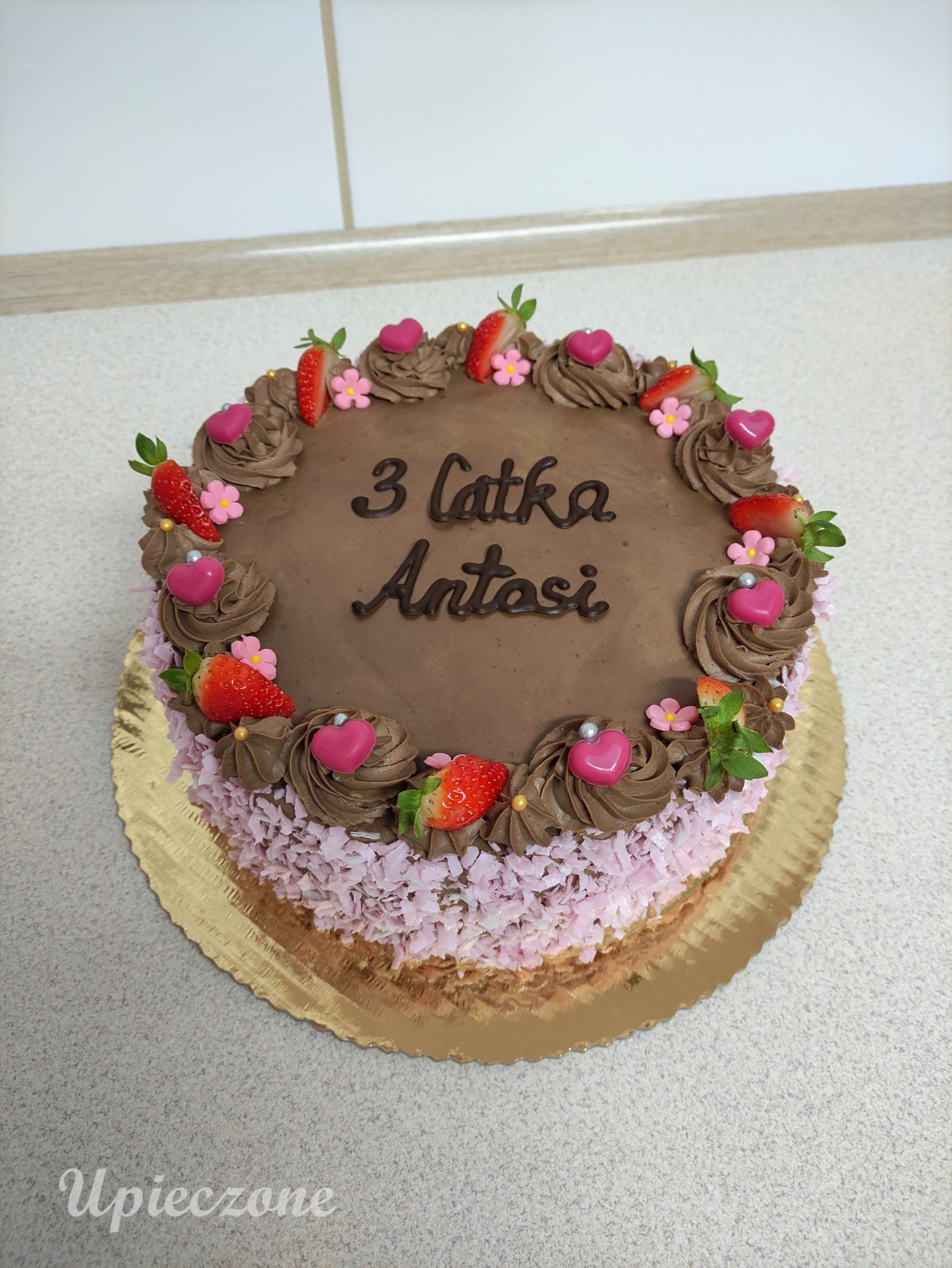 Tort czekoladowy z owocami